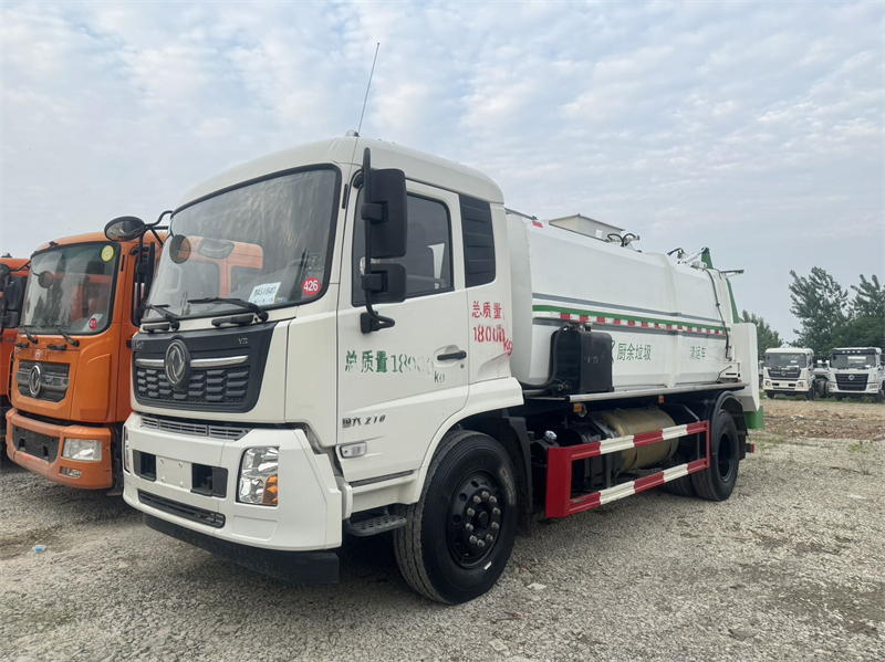 4臺(tái)餐廚垃圾車(chē)加急發(fā)往鄭州，上午簽約下午發(fā)車(chē)！！